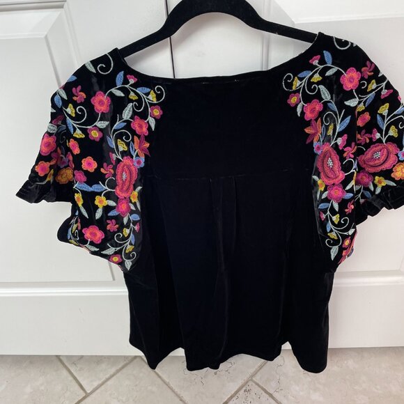 NWT Umgee+  Black Velvet Embroidered Short Sleeve Rounded Neck Pullover Top - Picture 2 of 9